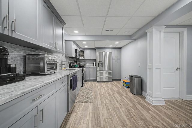 816 N Beech Daly Road, Dearborn Heights, MI 48127