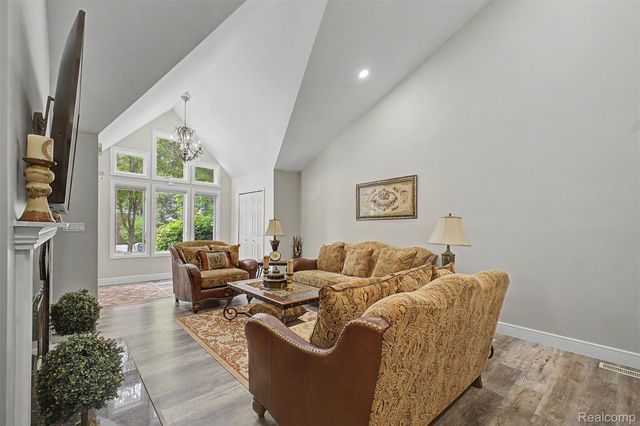 816 N Beech Daly Road, Dearborn Heights, MI 48127