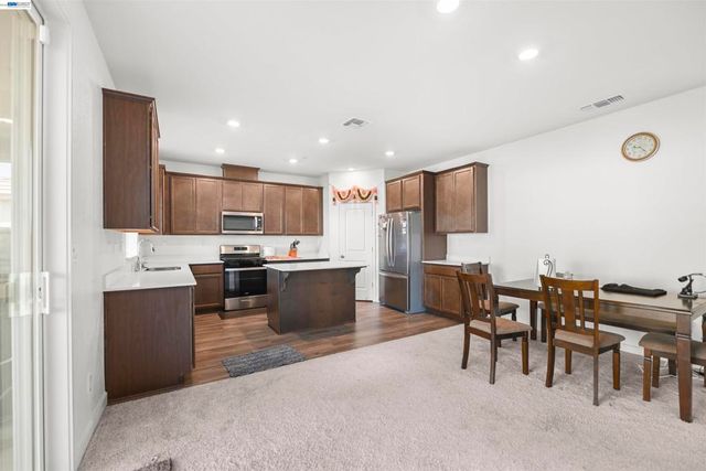 9620 Mason Trails Rd, Roseville, CA 95747