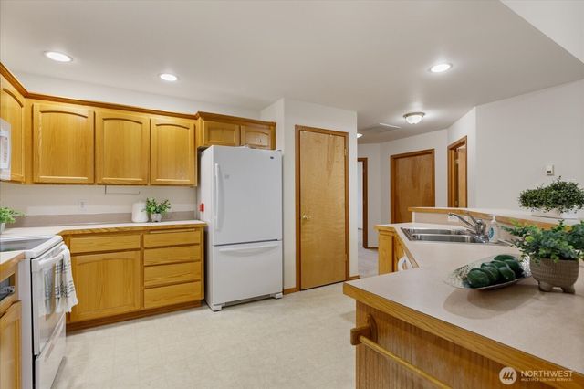 606 NW 12th Loop, Oak Harbor, WA 98277