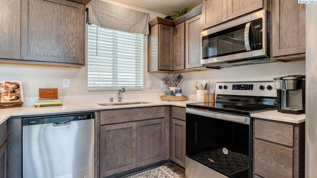 6411 Sandstone Dr, Pasco, WA 99301