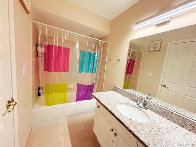 3515 Oakmonte Boulevard 77, Oakland Charter Township, MI 48306