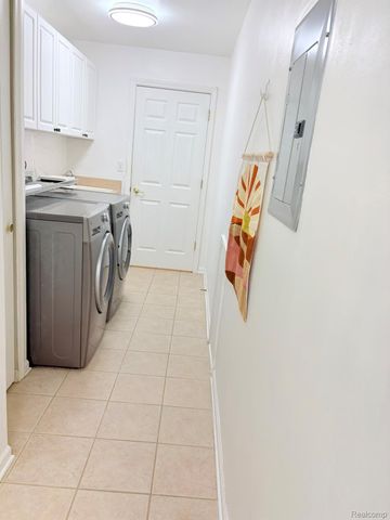 3515 Oakmonte Boulevard 77, Oakland Charter Township, MI 48306