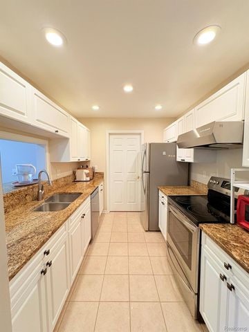 3515 Oakmonte Boulevard 77, Oakland Charter Township, MI 48306