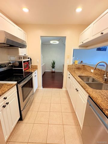 3515 Oakmonte Boulevard 77, Oakland Charter Township, MI 48306