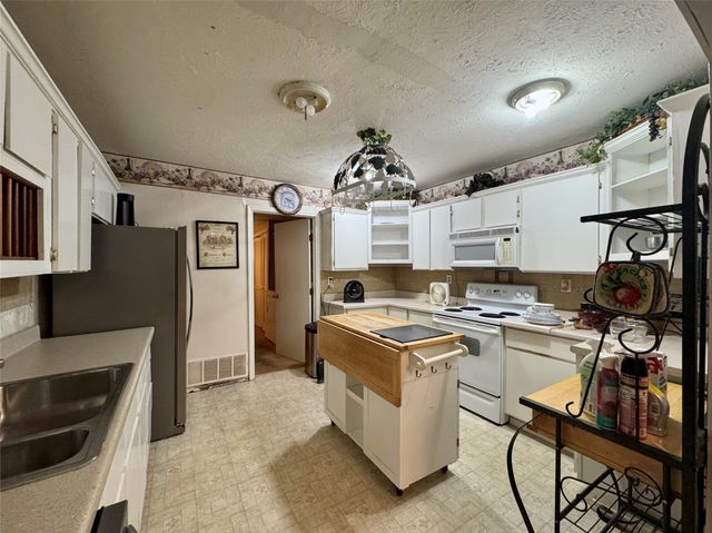 9460 County Road 2403, Tool, TX 75143