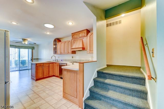 28 Chipper Dr, South Brunswick Twp., NJ 08824