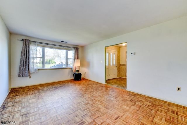 28 Chipper Dr, South Brunswick Twp., NJ 08824