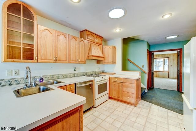 28 Chipper Dr, South Brunswick Twp., NJ 08824