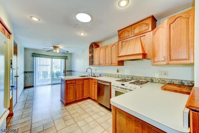 28 Chipper Dr, South Brunswick Twp., NJ 08824