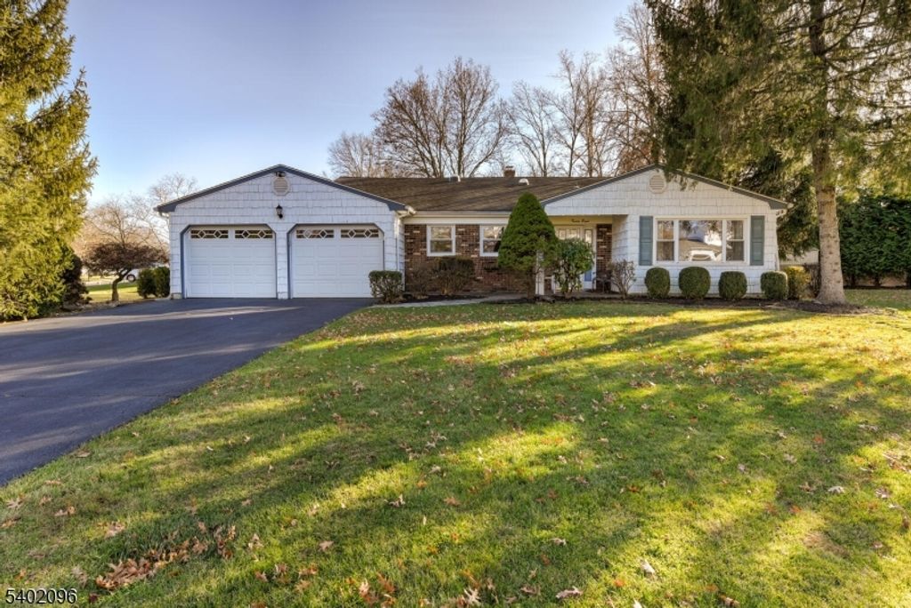 28 Chipper Dr, South Brunswick Twp., NJ 08824