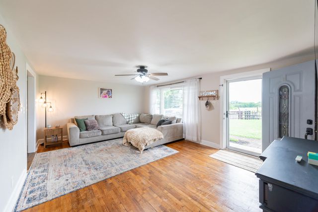 1105 Woodlake Road, Stamping Ground, KY 40379