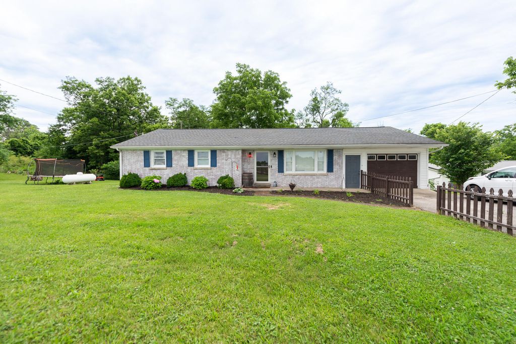 1105 Woodlake Road, Stamping Ground, KY 40379