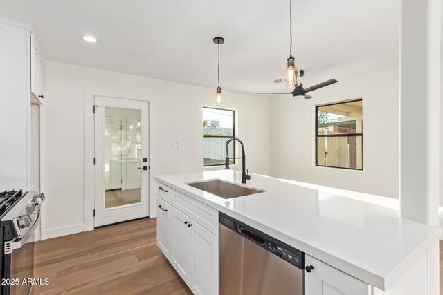 9042 N 3RD Avenue, Phoenix, AZ 85021