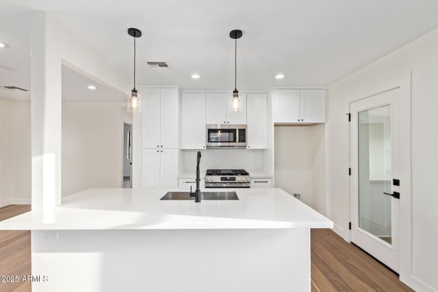 9042 N 3RD Avenue, Phoenix, AZ 85021