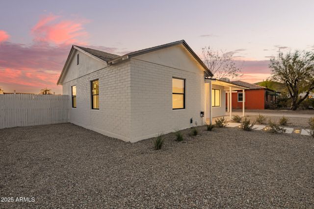 9042 N 3RD Avenue, Phoenix, AZ 85021