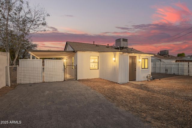 9042 N 3RD Avenue, Phoenix, AZ 85021