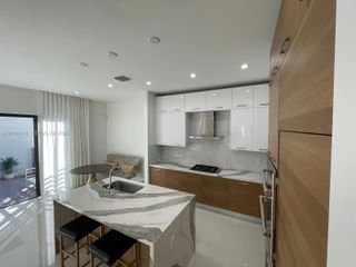 8283 NW 44th St, Doral, FL 33166