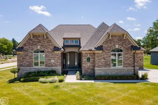 16818 Glenhurst Drive, Macomb, MI 48044