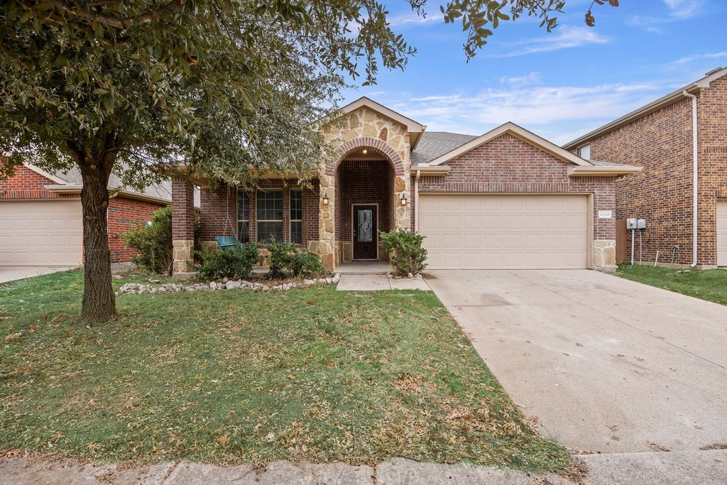 2028 Carriage Road, Heartland, TX 75126