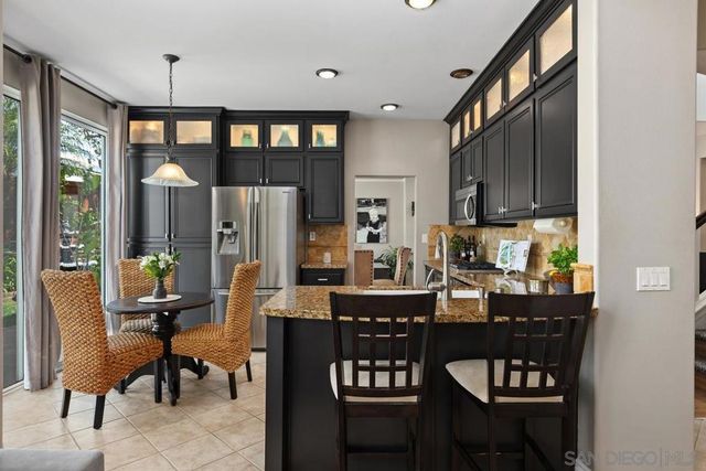 6898 Camino De Amigos, Carlsbad, CA 92009