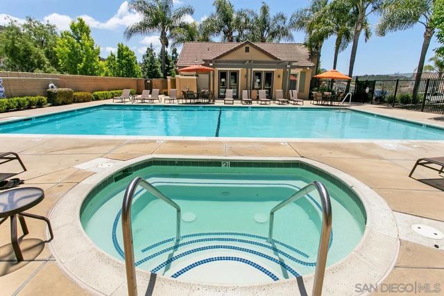 6898 Camino De Amigos, Carlsbad, CA 92009