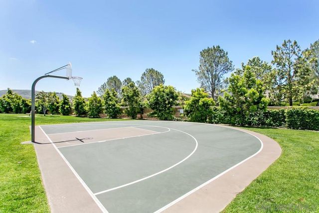 6898 Camino De Amigos, Carlsbad, CA 92009