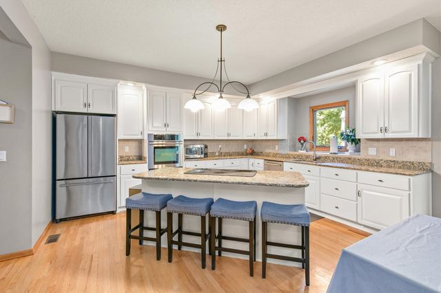 13200 Rocklyn Drive, Urbandale, IA 50323