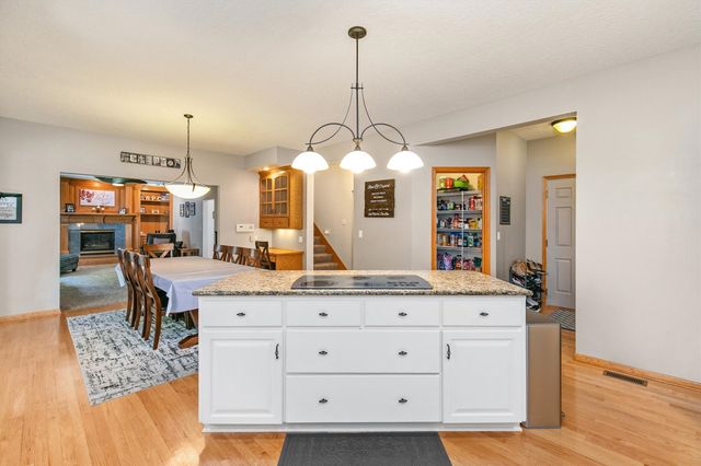 13200 Rocklyn Drive, Urbandale, IA 50323