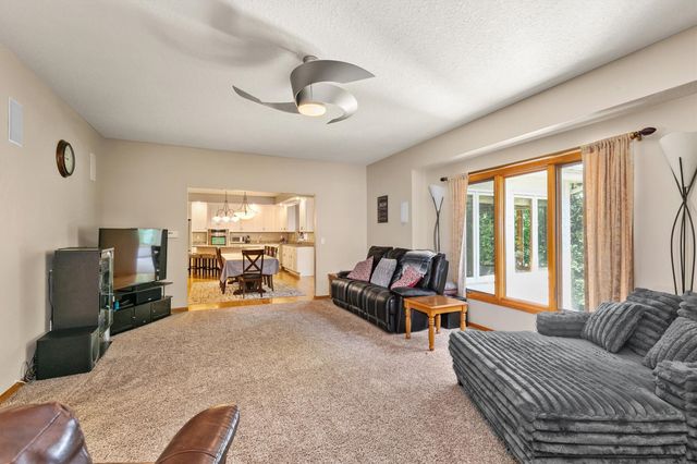 13200 Rocklyn Drive, Urbandale, IA 50323
