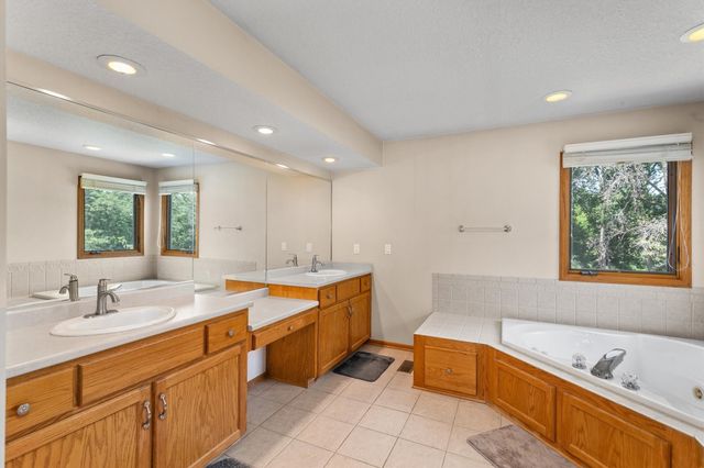 13200 Rocklyn Drive, Urbandale, IA 50323