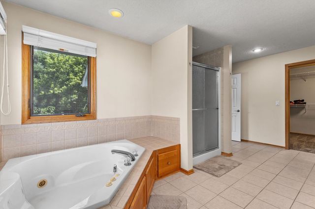 13200 Rocklyn Drive, Urbandale, IA 50323