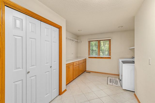 13200 Rocklyn Drive, Urbandale, IA 50323