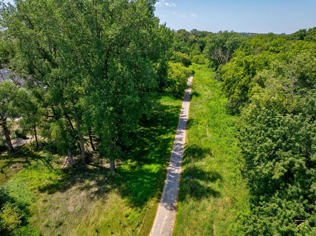 13200 Rocklyn Drive, Urbandale, IA 50323