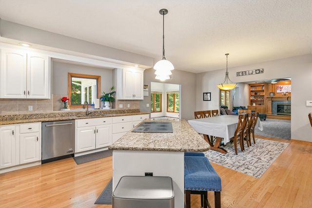 13200 Rocklyn Drive, Urbandale, IA 50323