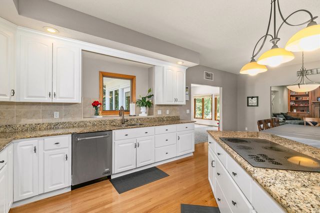 13200 Rocklyn Drive, Urbandale, IA 50323