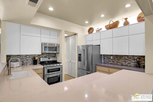 68 Lakeview Drive, Palm Springs, CA 92264