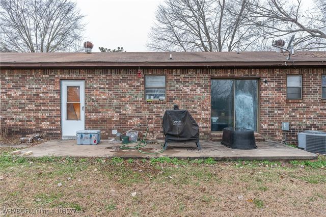 1701 N 5th Street, Paris, AR 72855