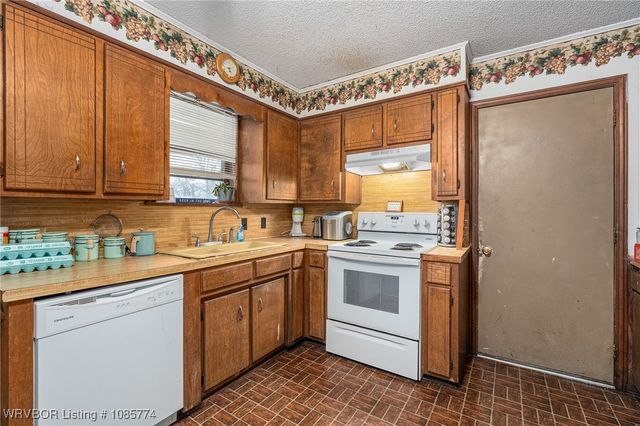 1701 N 5th Street, Paris, AR 72855