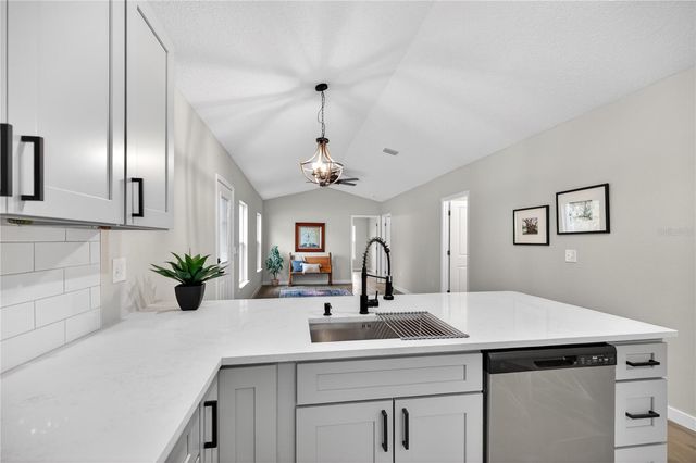 1014 E HAZZARD AVENUE, Eustis, FL 32726