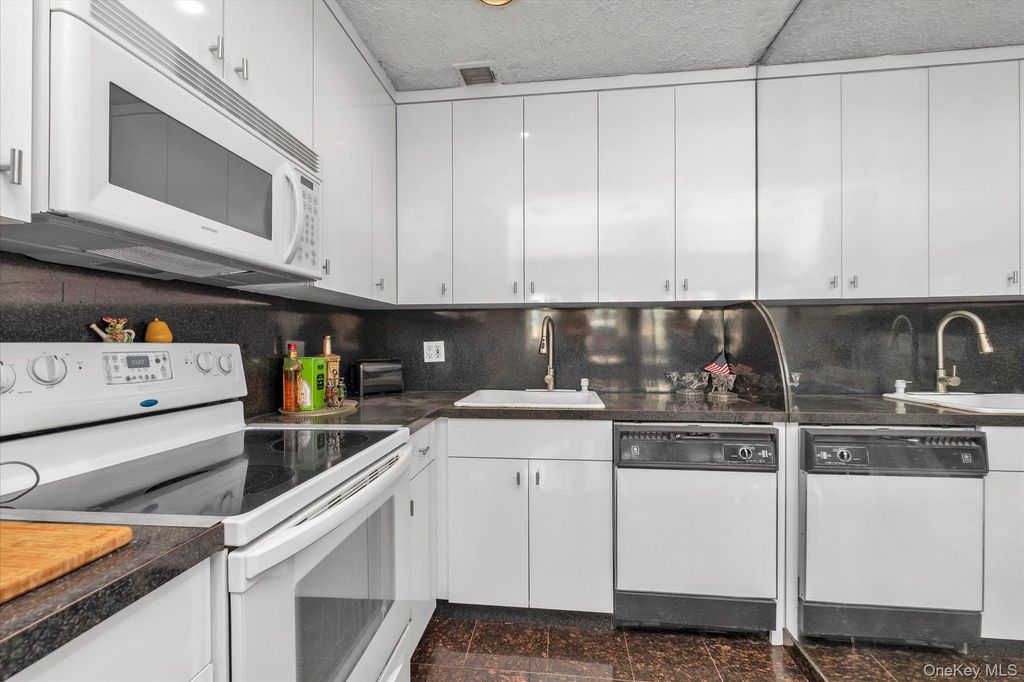162-30 Powells Cove Boulevard 2C, Beechhurst, NY 11357 — photo 3