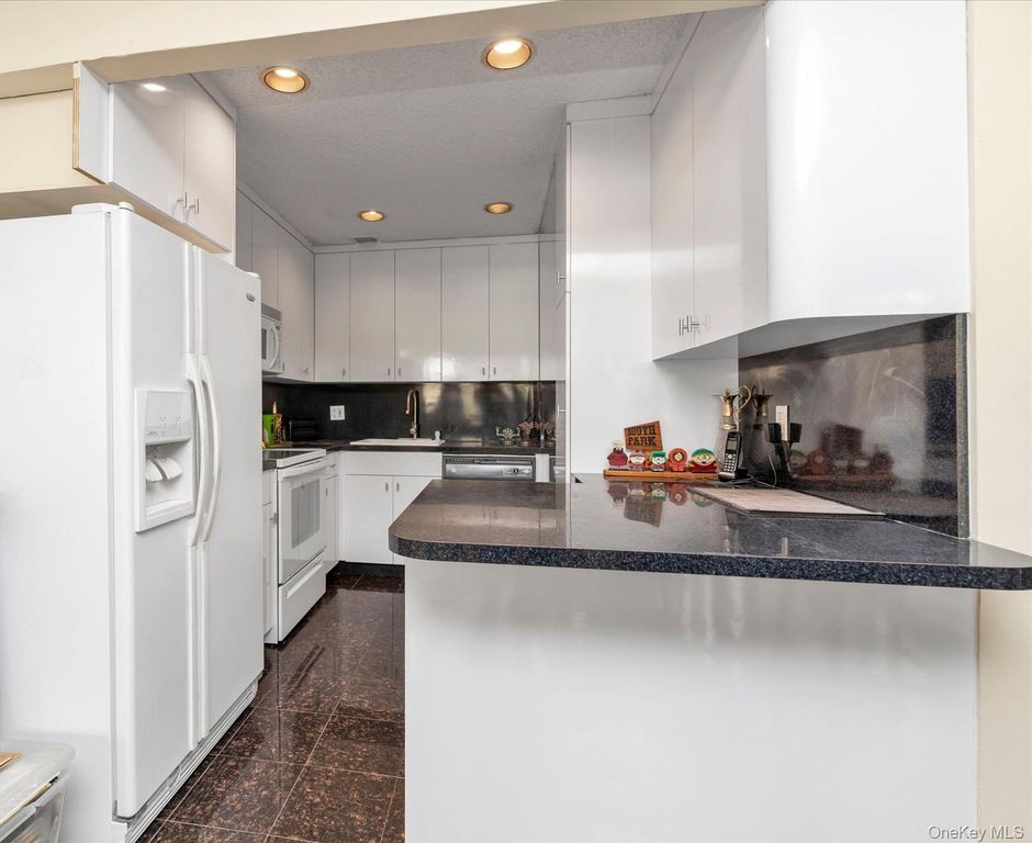 162-30 Powells Cove Boulevard 2C, Beechhurst, NY 11357 — photo 4