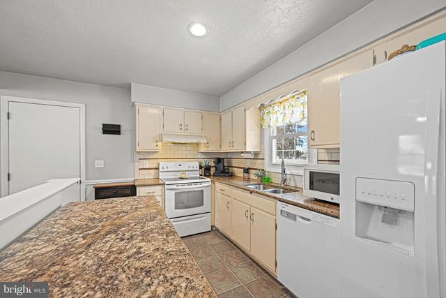 3541 VILLAGE RD, Dover, PA 17315