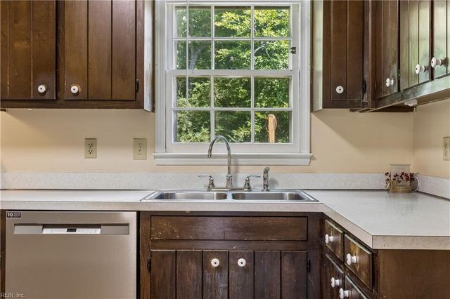 122 Tabb LN, Yorktown, VA 23693