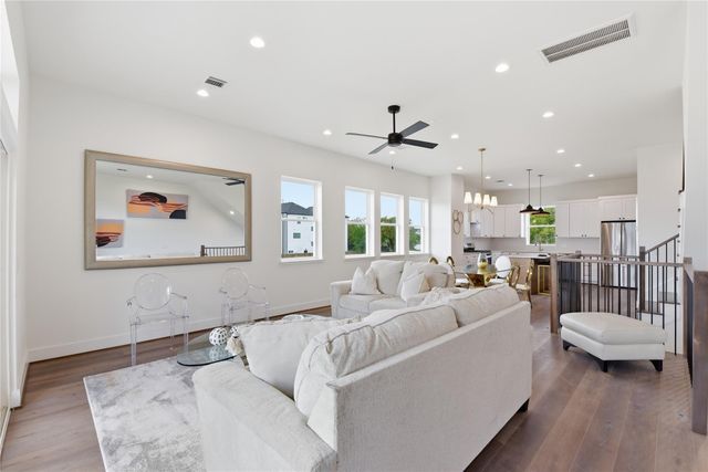 7702 Earl Rudder Way, Houston, TX 77055