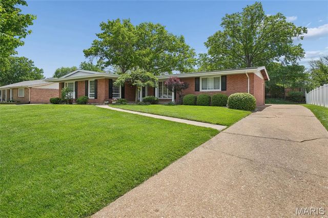 329 Meadowbrook Drive, Ballwin, MO 63011