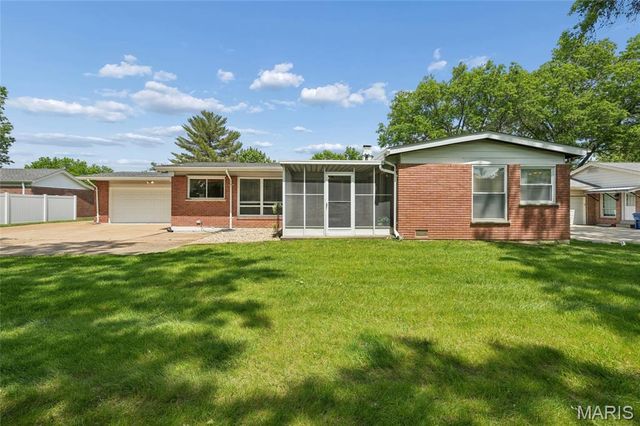 329 Meadowbrook Drive, Ballwin, MO 63011