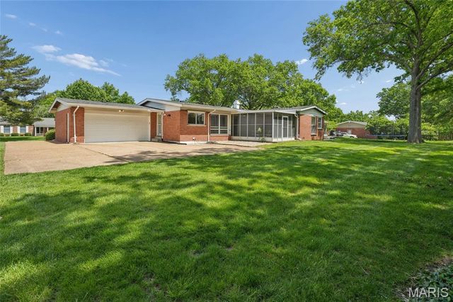 329 Meadowbrook Drive, Ballwin, MO 63011
