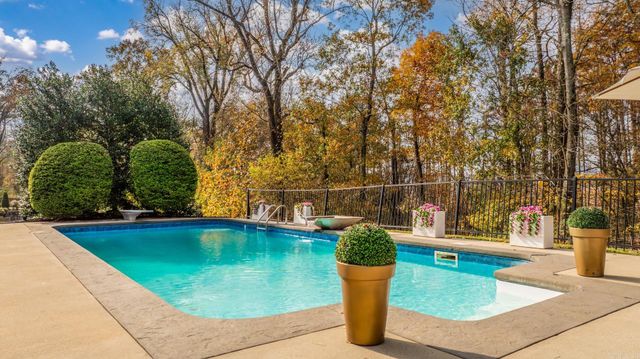 208 Lake Valley Drive, Maumelle, AR 72113