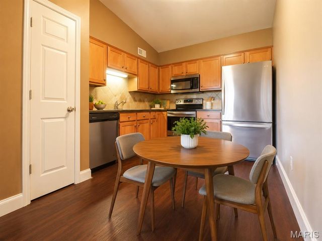 1 Berview Circle B, Mehlville, MO 63129